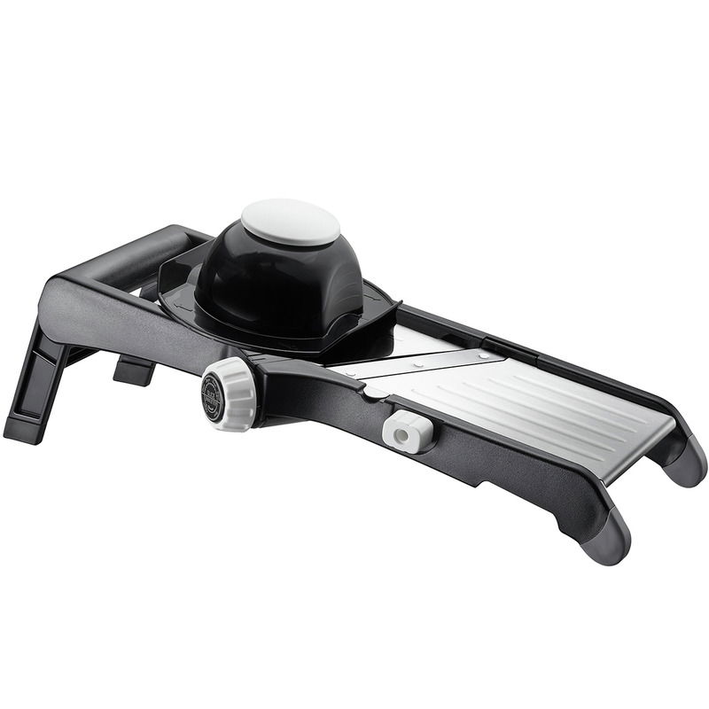 Gemüsehobel Laola in seitlicher Perspektive mit schwarzem und silbernem Design, verstellbarem Schneideblatt und Sicherheitsgriff.