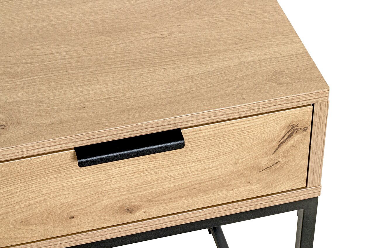 Detailansicht eines Nachttischs/Beistelltischs in Holzoptik mit Schublade und schwarzem Griff, auf schwarzen Metallbeinen, aus schräger Perspektive von oben vorne