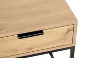 Detailansicht eines Nachttischs/Beistelltischs in Holzoptik mit Schublade und schwarzem Griff, auf schwarzen Metallbeinen, aus schräger Perspektive von oben vorne