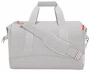 Graue Reisetasche mit verstellbarem Schultergurt und Tragegriffen, seitliche Perspektive