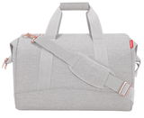 Graue Reisetasche mit verstellbarem Schultergurt und Tragegriffen, seitliche Perspektive