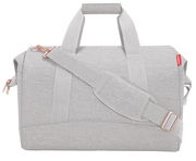 Graue Reisetasche mit verstellbarem Schultergurt und Tragegriffen, seitliche Perspektive