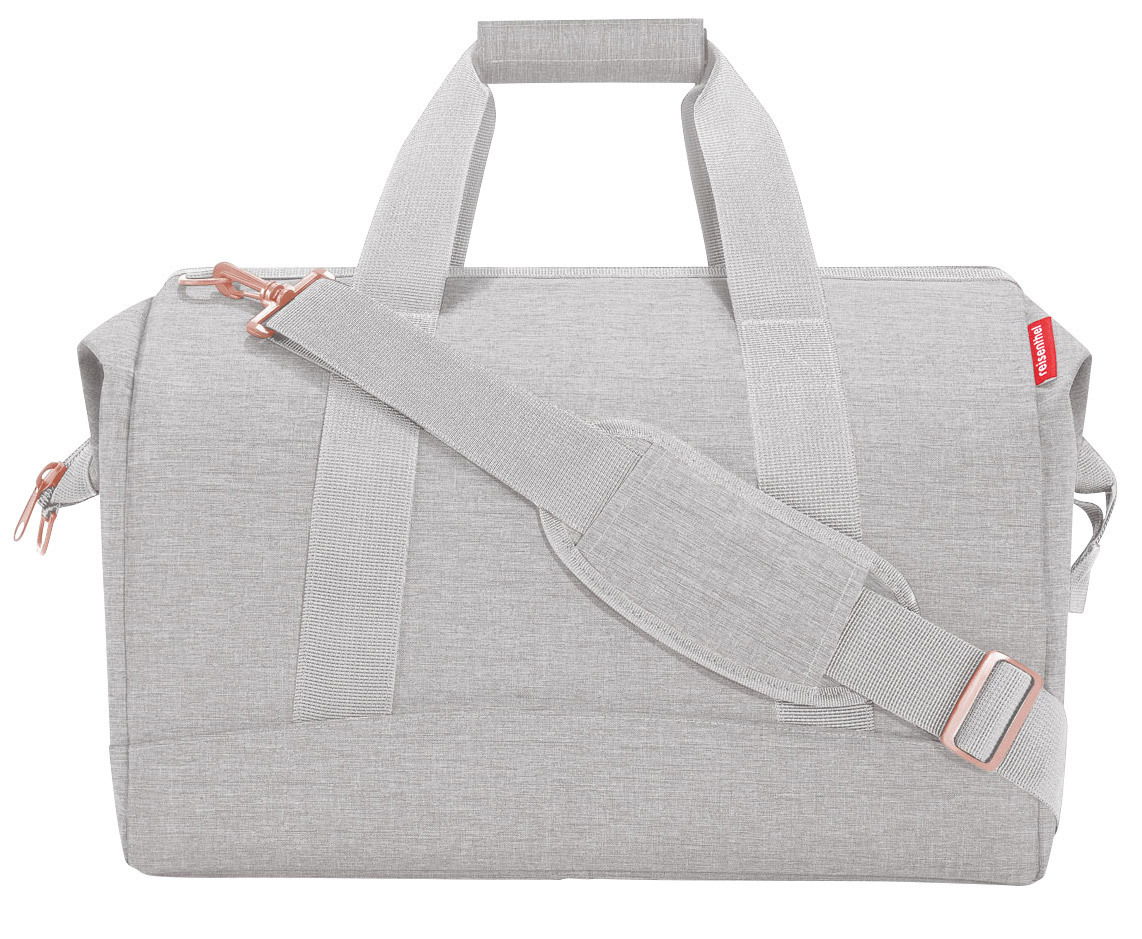 Graue Reisetasche mit verstellbarem Schultergurt und Tragegriffen, seitliche Perspektive