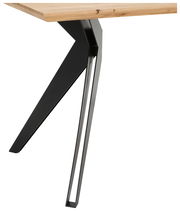 Moderner Schreibtisch mit schwarzem Metallgestell und Holzplatte, seitliche Perspektive