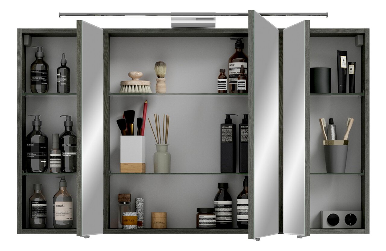 Spiegelschrank mit geöffneter Tür, gefüllt mit Pflegeprodukten und Accessoires, frontal betrachtet