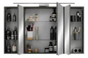 Spiegelschrank mit geöffneter Tür, gefüllt mit Pflegeprodukten und Accessoires, frontal betrachtet