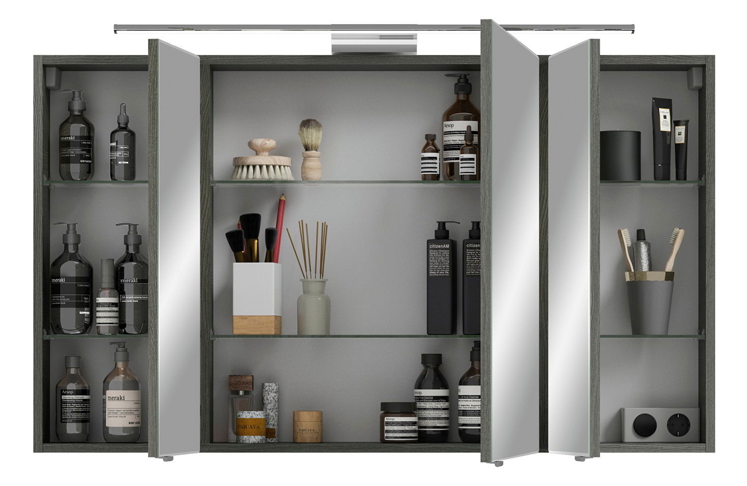 Spiegelschrank mit geöffneter Tür, gefüllt mit Pflegeprodukten und Accessoires, frontal betrachtet