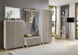 Modernes Garderoben-Set in Beige und Weiß, bestehend aus mehreren Schränken und einer Sitzbank, in einem hellen Raum mit großen Fenstern, aus der Perspektive von vorne betrachtet.