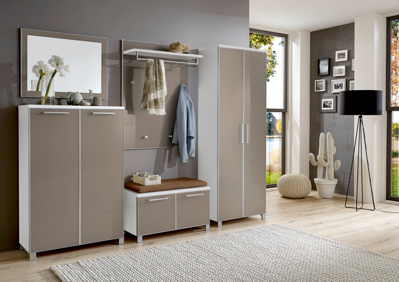 VOSS Garderoben-Set 6-tlg. SANTINA Modernes Garderoben-Set in Beige und Weiß, bestehend aus mehreren Schränken und einer Sitzbank, in einem hellen Raum mit großen Fenstern, aus der Perspektive von vorne betrachtet.