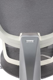 Rückansicht eines modernen Drehstuhls mit grauem Stoffbezug und silbernem Rahmen.