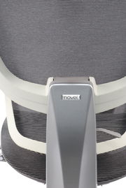 Rückansicht eines modernen Drehstuhls mit grauem Stoffbezug und silbernem Rahmen.