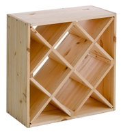 Weinregal aus Holz mit diagonalen Fächern, Perspektive von vorne links