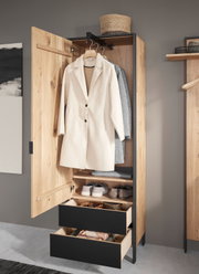 Garderobenschrank aus Holz mit geöffneter Tür, zeigt hängende Mäntel, Regale mit Schuhen und zwei offene Schubladen, Perspektive von vorne.