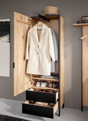 Garderobenschrank aus Holz mit geöffneter Tür, zeigt hängende Mäntel, Regale mit Schuhen und zwei offene Schubladen, Perspektive von vorne.