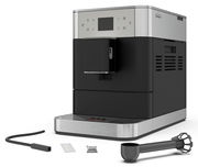 Kaffeevollautomat in seitlicher Perspektive mit Zubehör, darunter ein Schlauch, ein Messlöffel und ein Reinigungspaket.