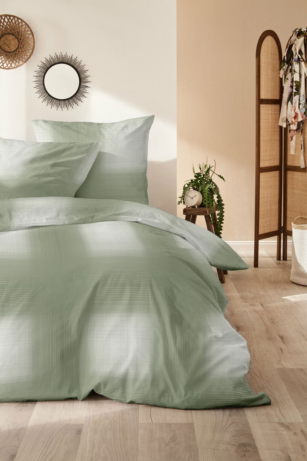 Grüne Bettwäsche 155x220cm in einem stilvoll eingerichteten Schlafzimmer, seitliche Perspektive