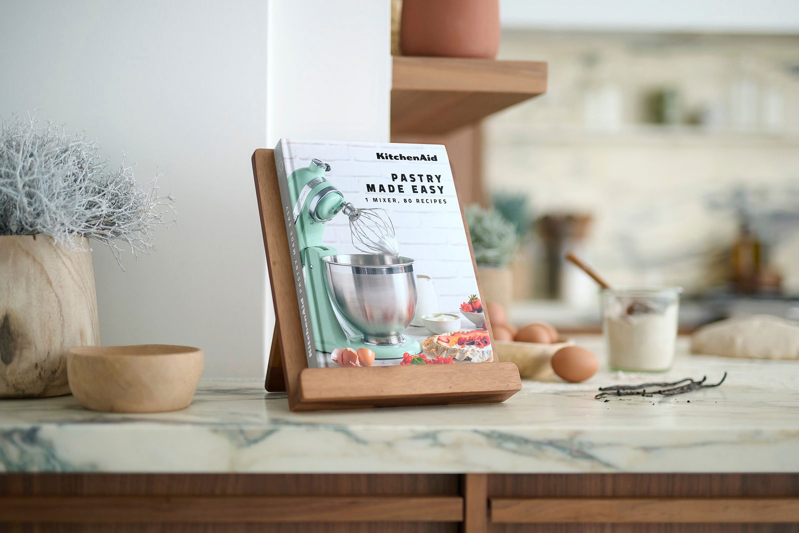 Kochbuch 'Pastry Made Easy' auf einem Holzständer in einer Küche, seitliche Perspektive