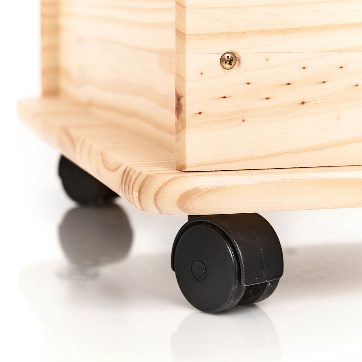 Nahaufnahme einer hölzernen Aufbewahrungstruhe mit Rollen, seitliche Perspektive