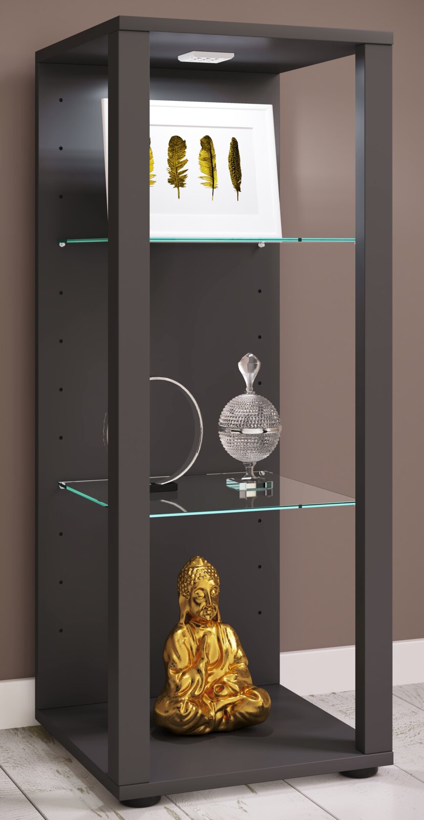 Schmale, schwarze Vitrine/Regal mit Glasböden und integrierter LED-Beleuchtung, dekoriert mit Bild und Dekoobjekten, gezeigt in leicht schräger Frontansicht von links.