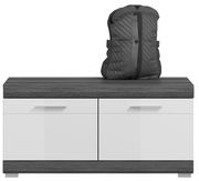 Garderoben-Set mit zwei weißen Schubladen und einer dunklen Holzoberfläche, darauf ein schwarzer Rucksack, frontale Perspektive