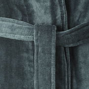 Nahaufnahme eines dunkelgrünen Bademantels aus weichem Stoff mit Gürtel, Vorderansicht.