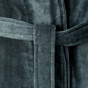 Nahaufnahme eines dunkelgrünen Bademantels aus weichem Stoff mit Gürtel, Vorderansicht.