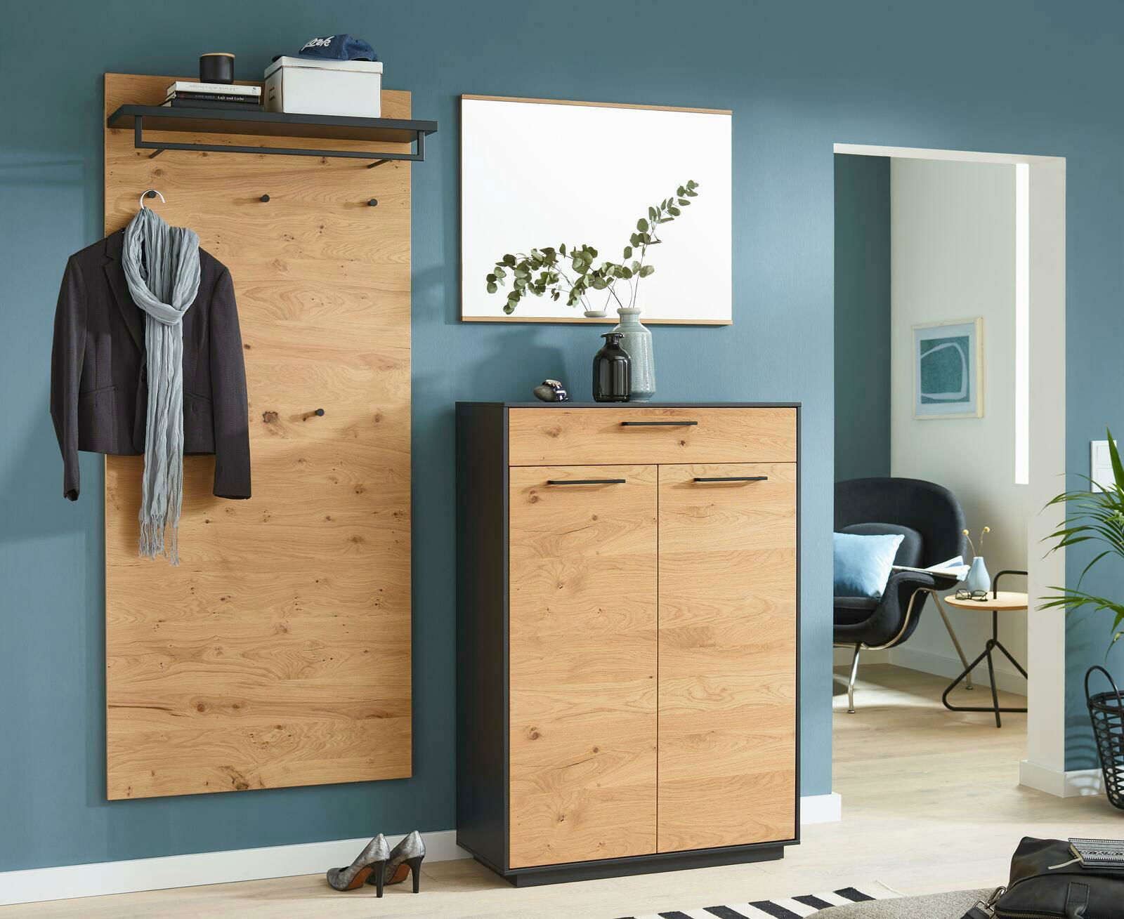 Garderoben-Set mit Holzoptik, bestehend aus einem Garderobenpaneel mit Haken und Ablage sowie einer Schuhkommode, frontal abgebildet.