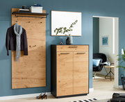 Garderoben-Set mit Holzoptik, bestehend aus einem Garderobenpaneel mit Haken und Ablage sowie einer Schuhkommode, frontal abgebildet.