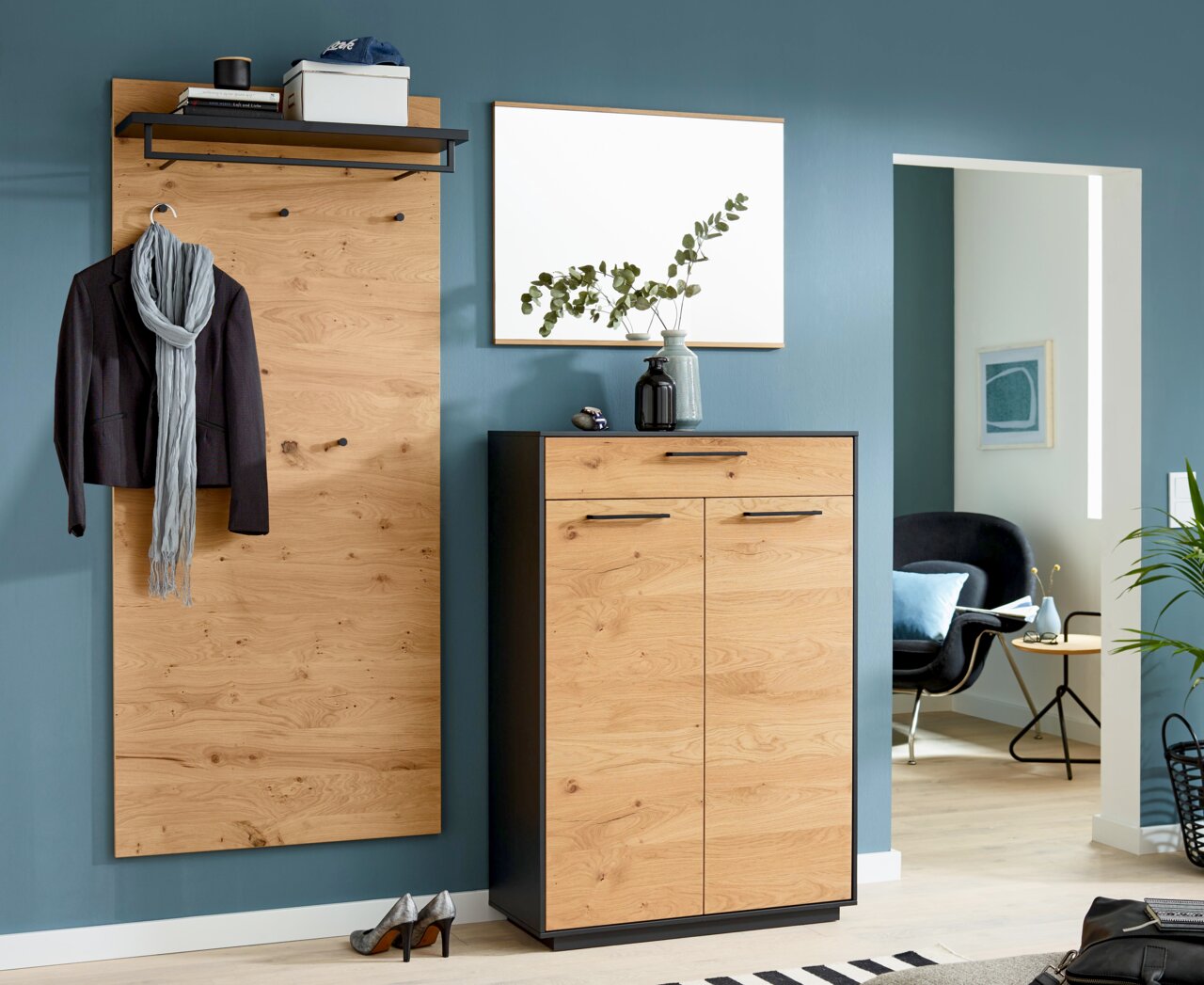 Garderoben-Set mit Holzoptik, bestehend aus einem Garderobenpaneel mit Haken und Ablage sowie einer Schuhkommode, frontal abgebildet.