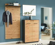 Garderoben-Set mit Holzoptik, bestehend aus einem Garderobenpaneel mit Haken und Ablage sowie einer Schuhkommode, frontal abgebildet.