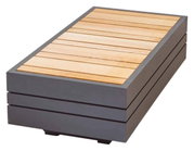 Rechteckiger Outdoor-Beistelltisch in Anthrazit mit Holz-Lamellenplatte, schräg von oben in 3/4-Perspektive auf weißem Hintergrund
