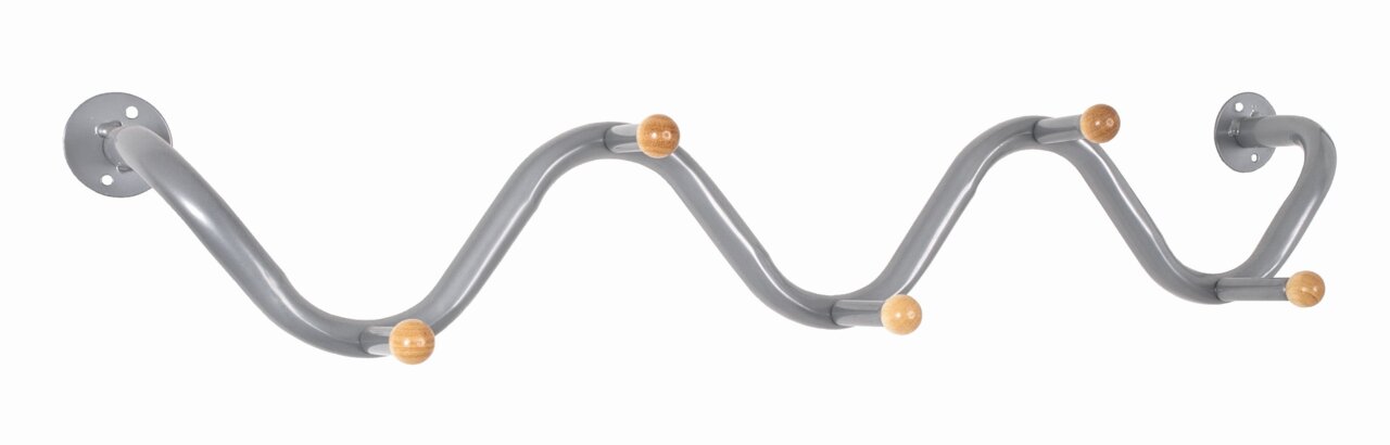 Graue Wandgarderobe mit wellenförmigem Design und hölzernen Knöpfen, seitliche Perspektive