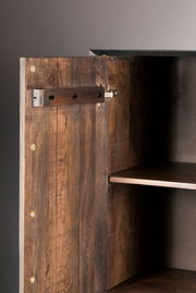 Nahaufnahme eines offenen Highboards aus dunklem Holz mit sichtbaren Scharnieren und Regalböden, seitliche Perspektive.