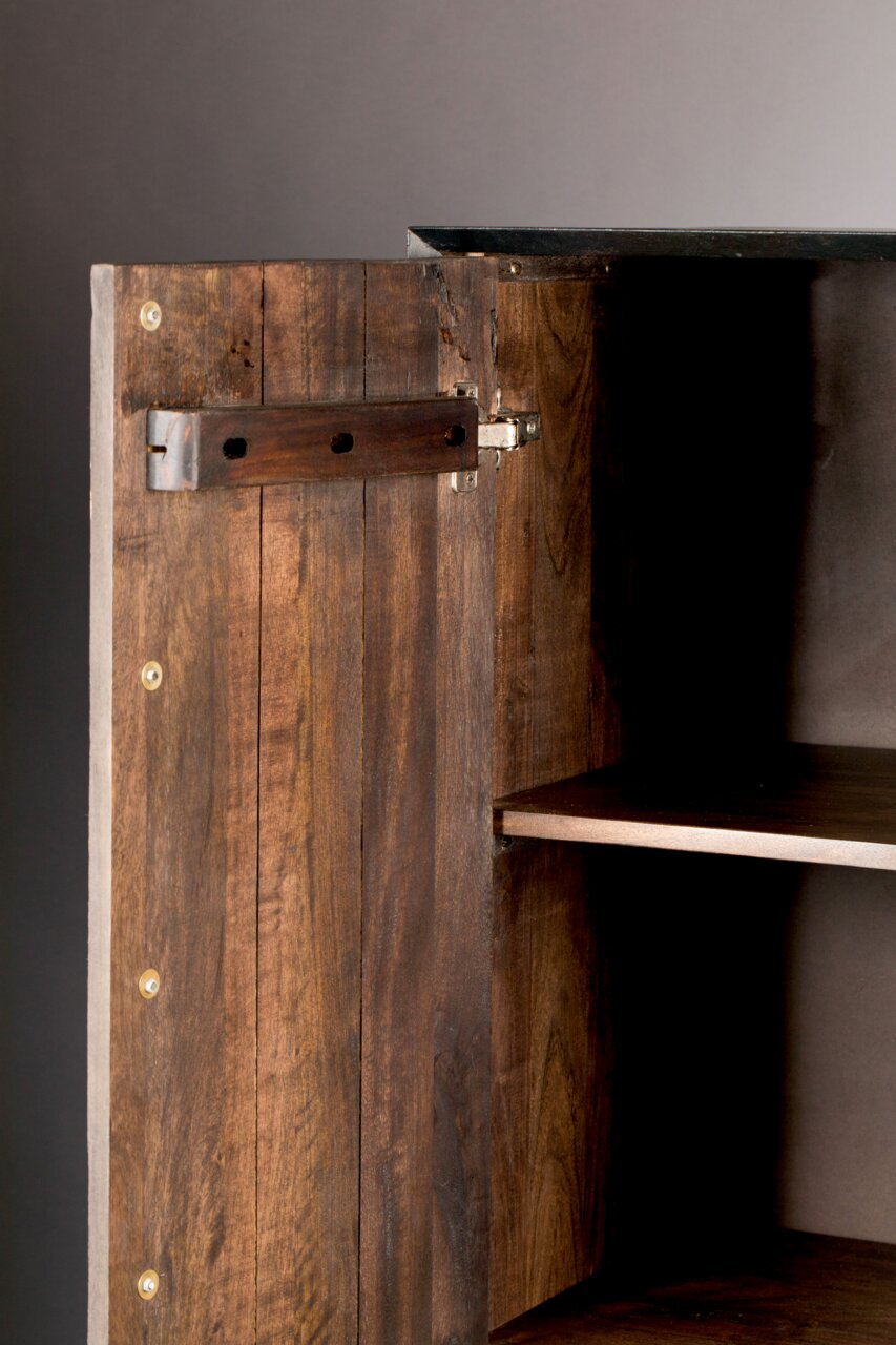 Nahaufnahme eines offenen Highboards aus dunklem Holz mit sichtbaren Scharnieren und Regalböden, seitliche Perspektive.