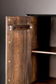 Nahaufnahme eines offenen Highboards aus dunklem Holz mit sichtbaren Scharnieren und Regalböden, seitliche Perspektive.