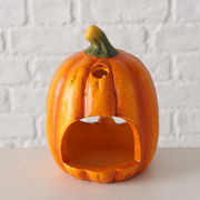 Teelichthalter in Form eines Kürbisses, frontal fotografiert, mit einer großen Öffnung vorne und einem kleinen Loch oben.