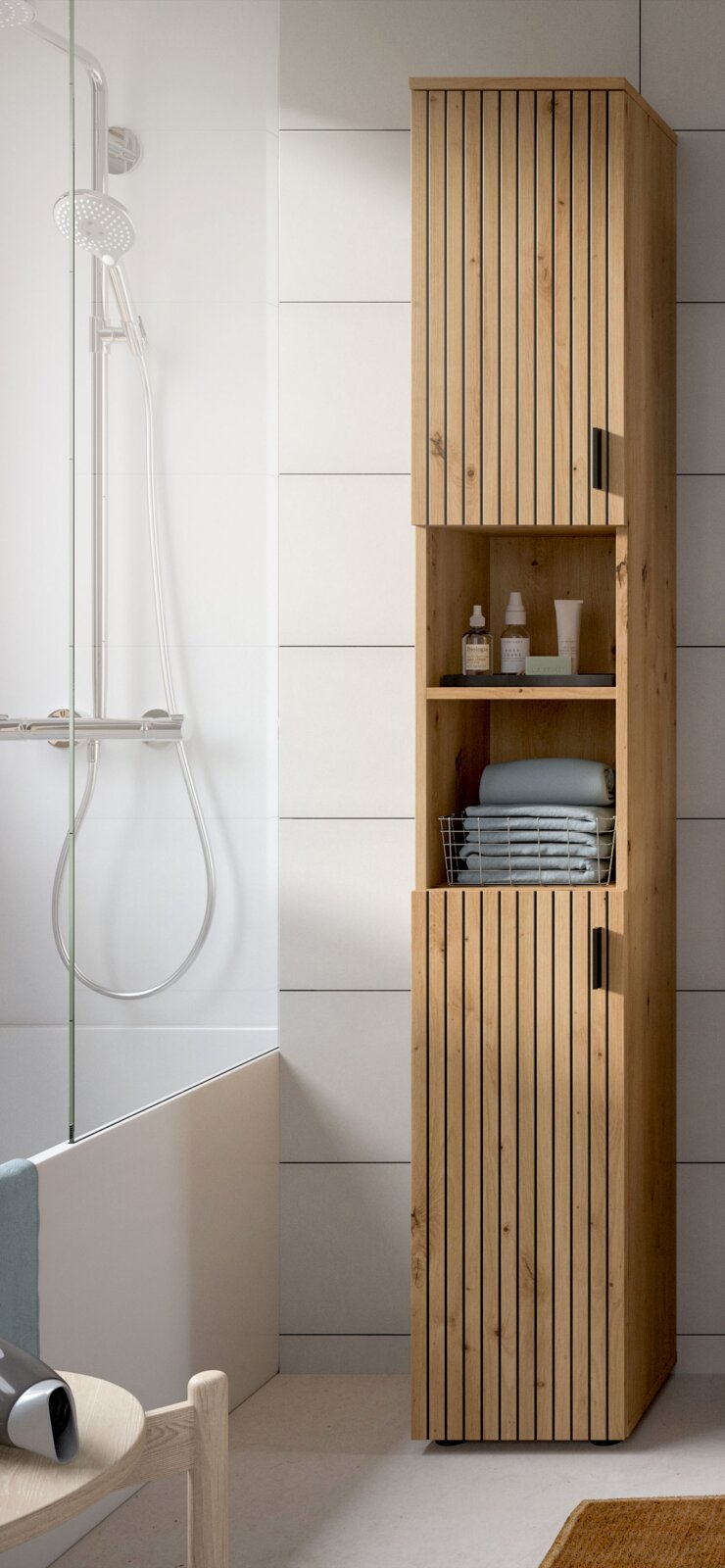 Hoher Bad-Hochschrank aus Holz mit vertikaler Lamellenfront, zwei Türen und offenem Mittelregal, in modernem Badezimmer neben Dusche, frontale Perspektive