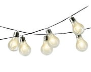 Solarbetriebene Lichterkette mit Glühbirnen aus seitlicher Perspektive