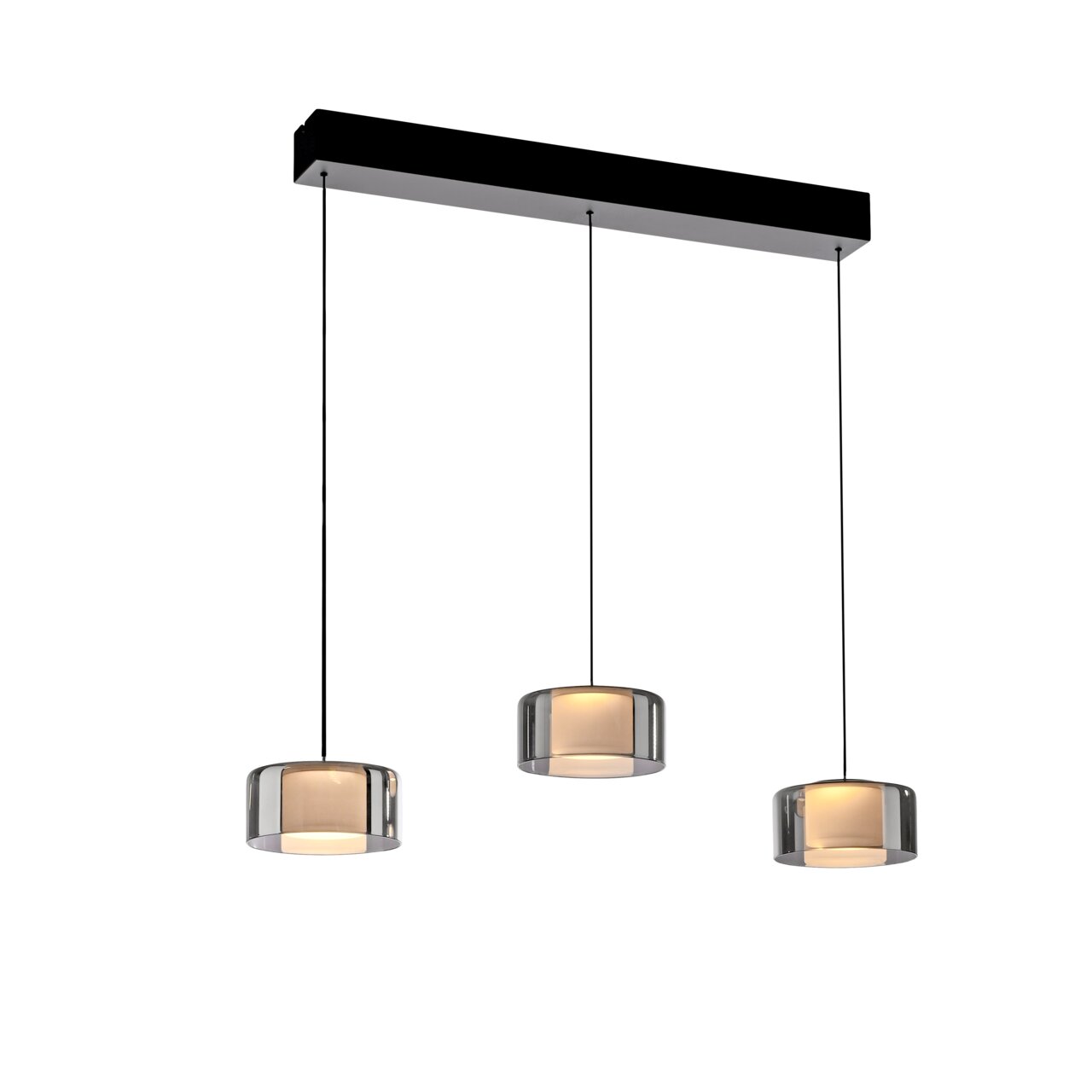 Moderne Pendelleuchte RIKA mit drei zylindrischen Lampenschirmen aus Glas, aufgehängt an einem rechteckigen schwarzen Baldachin. Seitenansicht.