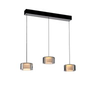 Moderne Pendelleuchte RIKA mit drei zylindrischen Lampenschirmen aus Glas, aufgehängt an einem rechteckigen schwarzen Baldachin. Seitenansicht.