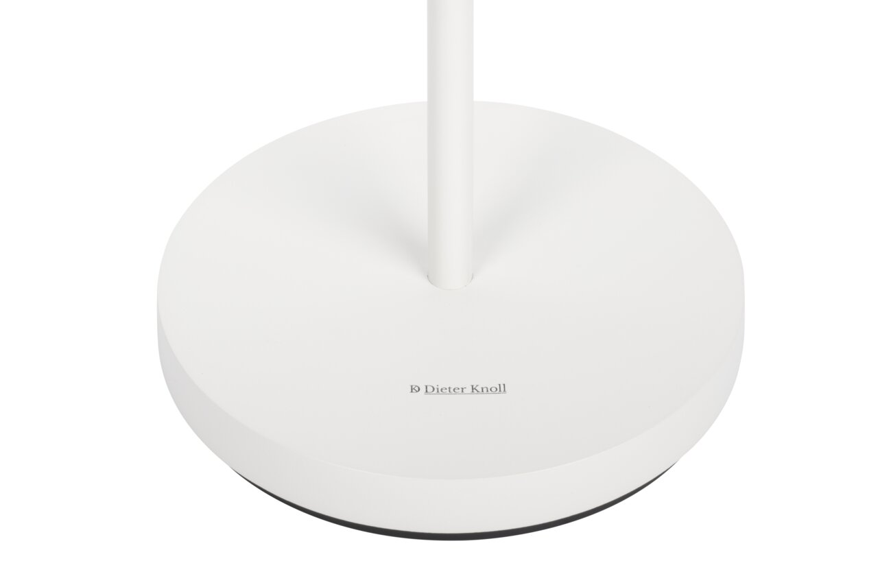 Nahaufnahme der Basis einer weißen Akku-Stehleuchte mit dem Schriftzug 'Dieter Knoll'.