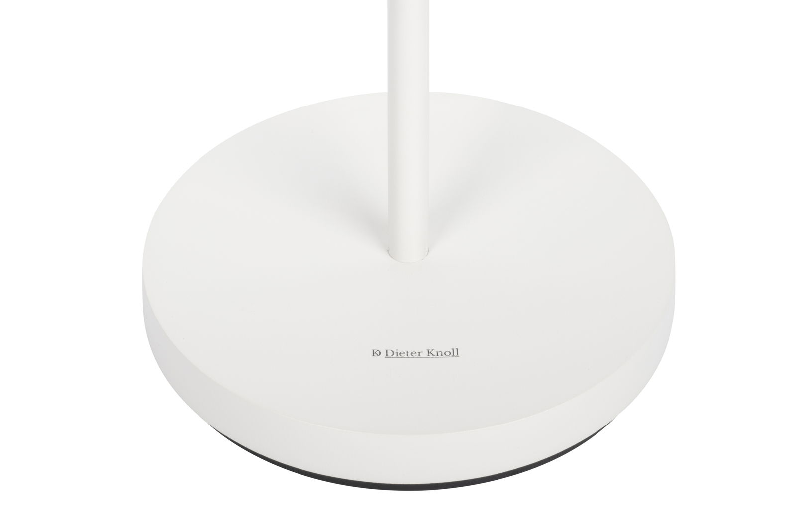 Nahaufnahme der Basis einer weißen Akku-Stehleuchte mit dem Schriftzug 'Dieter Knoll'.