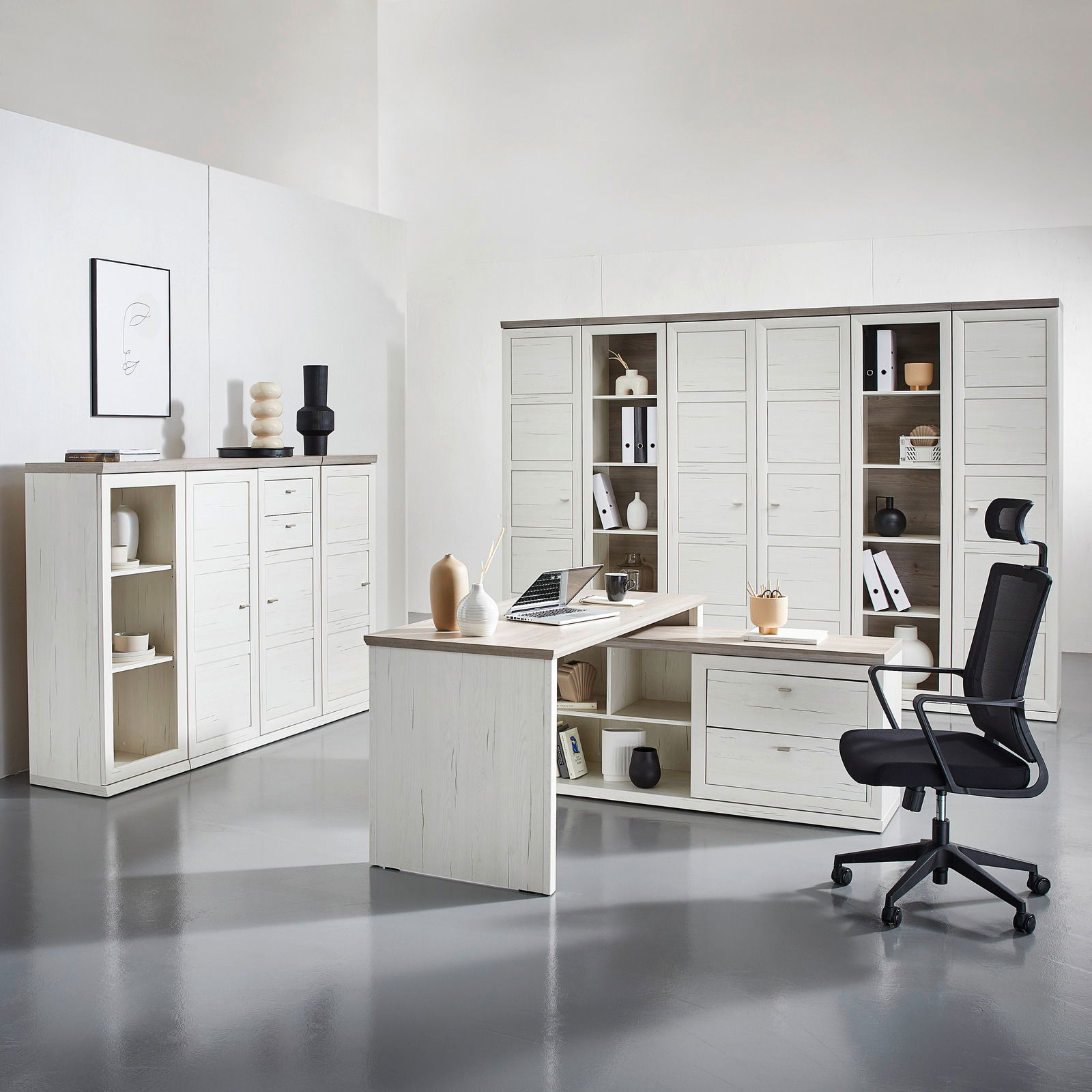 Hom´in Schreibtisch CAMRON Moderne Büromöbel in heller Holzoptik, bestehend aus einem Eckschreibtisch, einem Bürostuhl und mehreren Aktenschränken, seitliche Perspektive