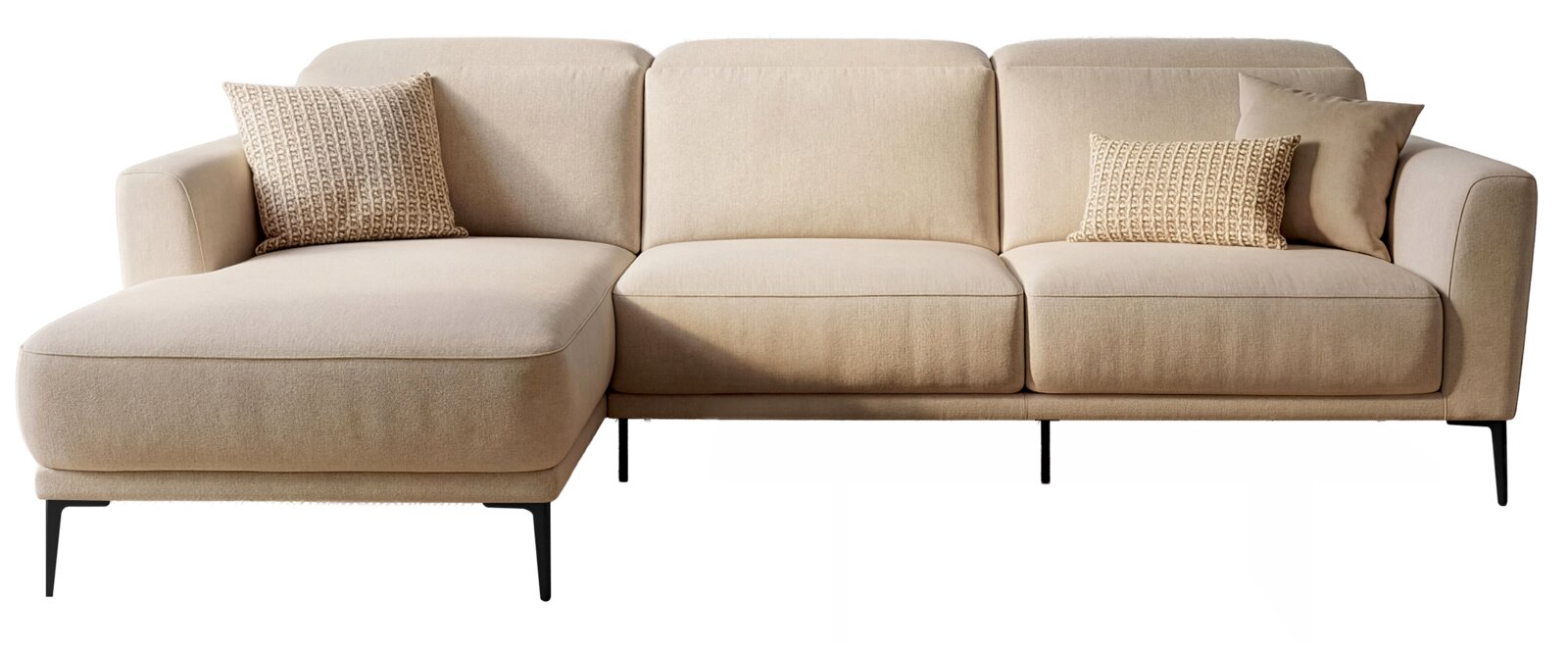 Beiges L-förmiges Ecksofa mit linksseitiger Ottomane, drei Sitzkissen, zwei Struktur-Zierkissen und schwarzen Metallfüßen, frontal in leichter Perspektive von vorn auf weißem Hintergrund.
