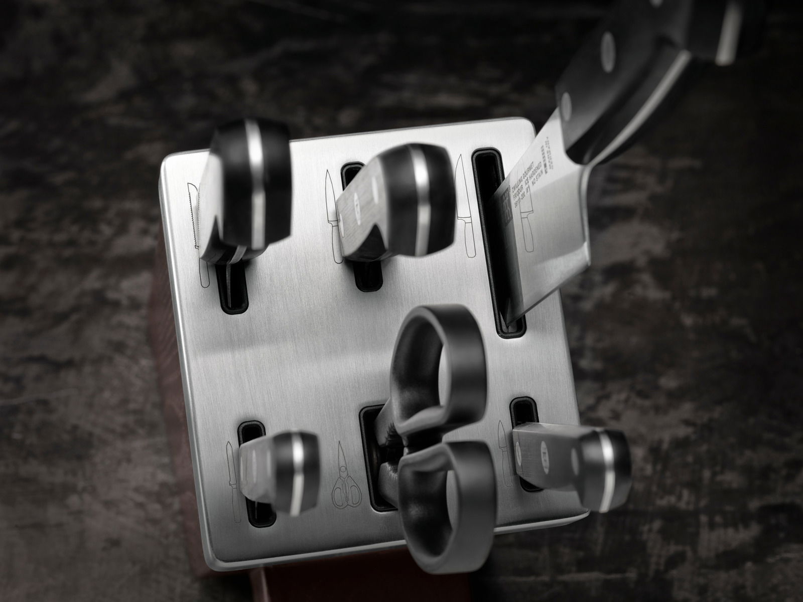 Vogelperspektive auf einen Messerblock Gourmet 7-tlg. mit verschiedenen Messern und einer Schere in einem modernen, eleganten Design.