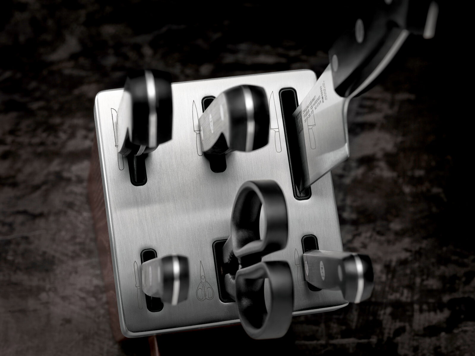 Vogelperspektive auf einen Messerblock Gourmet 7-tlg. mit verschiedenen Messern und einer Schere in einem modernen, eleganten Design.