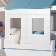 Fensterpaneele-Set in Form eines kleinen Hauses mit blauen Dachpaneelen und zwei rechteckigen Fenstern, aus der Perspektive von vorne betrachtet. Ein weißer Plüschbär hängt aus einem der Fenster.