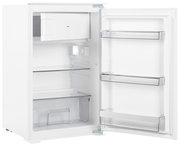 Einbaukühlschrank mit geöffneter Tür, zeigt Innenraum mit Gefrierfach, Glasablagen und Türfächern, Perspektive von vorne rechts