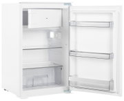 Einbaukühlschrank mit geöffneter Tür, zeigt Innenraum mit Gefrierfach, Glasablagen und Türfächern, Perspektive von vorne rechts