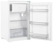 Einbaukühlschrank mit geöffneter Tür, zeigt Innenraum mit Gefrierfach, Glasablagen und Türfächern, Perspektive von vorne rechts